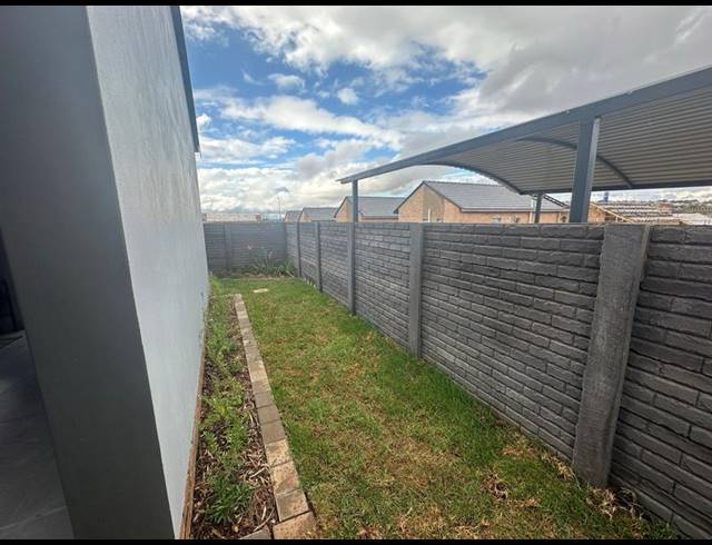 3 BEDROOM TOWNHOUSE FOR SALE IN AMBERFIELD